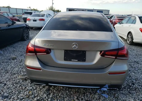 2019 Mercedes-Benz A 220 z USA, uszkodzony, nr VIN WDD3G4EB8KW013529